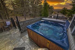 Cozy Cottage Retreat: HotTub, PingPong/Pool Table, Heated Pool, Fireplace - Penetanguishene - 8