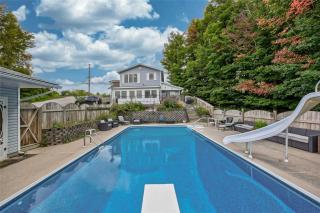 Cozy Cottage Retreat: HotTub, PingPong/Pool Table, Heated Pool, Fireplace - Penetanguishene - 6