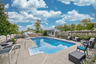 Cozy Cottage Retreat: HotTub, PingPong/Pool Table, Heated Pool, Fireplace - Penetanguishene - 9