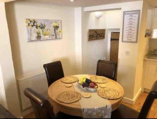 2 Bed Cottage - Sleeps 4 - Parking - Wifi - 4