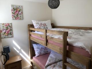 2 Bed Cottage - Sleeps 4 - Parking - Wifi - 2