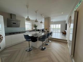 3 bed Garden Apt, Clifftop, sleeps 8 with parking and Lazy Spa - 7