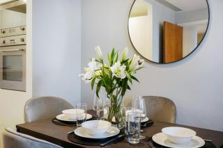 Stunning 2 bed, 2 bath high rise property minutes from Canary Wharf - 3