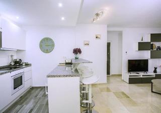 Estepona Marina, Modern Apartment, Sea Views, Balcony, Sleeps 6, Family Friendly - Estepona - 8