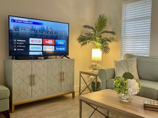 Serenity Waterfront Villa with King Suite, Private Pool, Great Lanai Enclosure and Long Water Views - Cape Coral - 1