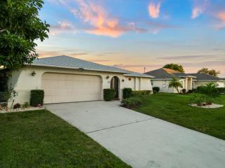 Serenity Waterfront Villa with King Suite, Private Pool, Great Lanai Enclosure and Long Water Views - Cape Coral - 6