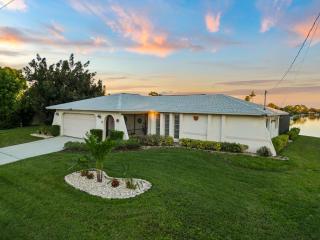 Serenity Waterfront Villa with King Suite, Private Pool, Great Lanai Enclosure and Long Water Views - Cape Coral - 8