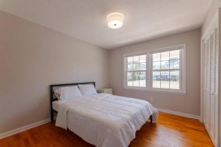Spacious Midtown Ranch- 10 min to Wrightsville - 5