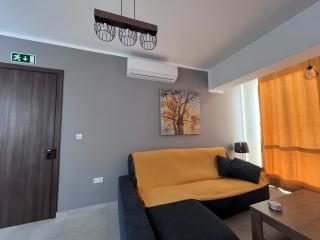Zenia Court - 8