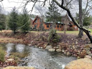 Deluxe Parkland Cabin - Pet and Motorcycle Friendly Home - Tellico Plains - 0
