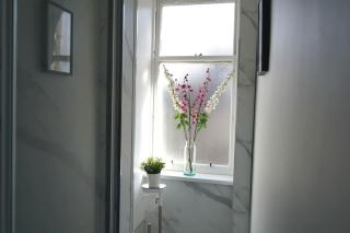 Falkirk City Centre Stylish Two-Bedrooms Apartment - 3