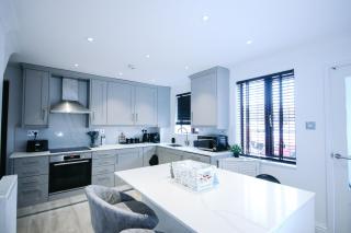 Modern Home - Contractors welcome - Cheshunt - 7