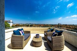 Spacious Beautiful Home with Stunning Bay Views - San Diego - 2