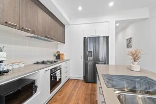New Luxury Stylish Elegant Townhouse for Families - Broadview - 1