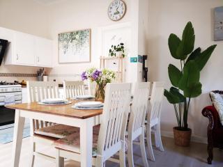 Cozy Beach Cottage Steps from Beach Jetty - Largs - 1