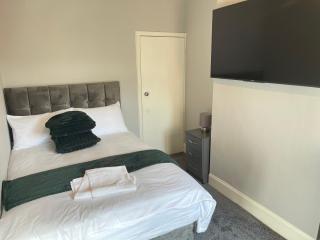 Hometel Digs Morden Comfy Home Can Sleep 11 - Leicester - 1
