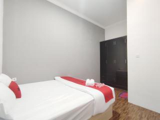 RedDoorz near Graha Saba Buana 2 - Solo - 3