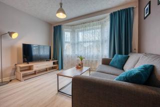 Solihull 2-Bed Flat with Parking-Ideal for Contractors, Business, Long Stays - 9