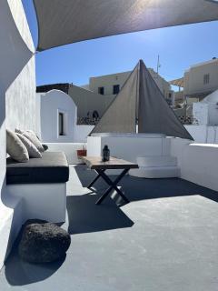 White Cave With Outdoor Hot Tub - 8