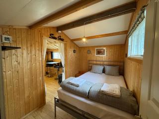 The Hideout Log Cabin- 2km to Klarälvsbanan and swimming area - 1