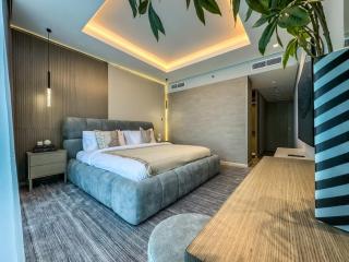 Majestic 2BR Haven with Burj Khalifa View - Dubai - 5