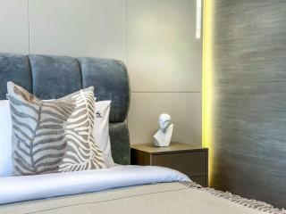 Majestic 2BR Haven with Burj Khalifa View - Dubai - 4