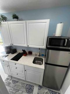 Mermaid Den Studio *5 min to beach* - Fort Lauderdale - 5