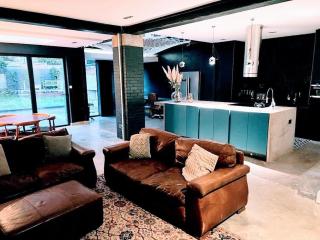7 Bed House - Sleeps 26 - Parking - Wifi - Garden - 8