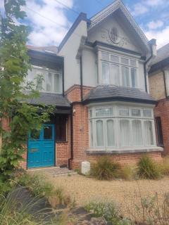 7 Bed House - Sleeps 26 - Parking - Wifi - Garden - 3