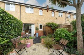 Victoria Park 2 Bedroom House w/ Garden & Parking - 9