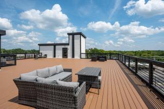 2-Bedroom Penthouse with Rooftop & Free Parking - 0