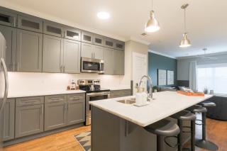 2-Bedroom Penthouse with Rooftop & Free Parking - 6