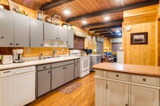 Island Park Cabin Getaway Less Than 24 Mi to Yellowstone! - Rea - 3