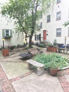 Center City Townhome in Quiet Courtyard - Philadelphia - 0