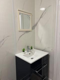 Room 4 • Double Bed in King’s Cross - London - 2