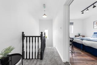 20 Percent Off-Sleeps 11-Central-Games-Free Parking - Southampton - 1