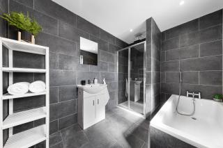 20 Percent Off-Sleeps 11-Central-Games-Free Parking - Southampton - 6