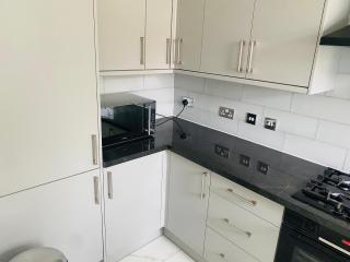 New Malden, 3 Bedroom Guest House - Malden - 1