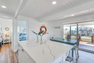 Pet-Friendly Galveston Home Walk to Beaches! - Galveston - 1