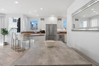 The Mission Beach VIP- 3 Decks, AC, Steps to Sand! - San Diego - 5