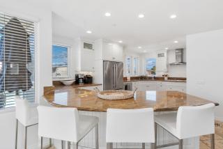 The Mission Beach VIP- 3 Decks, AC, Steps to Sand! - 4