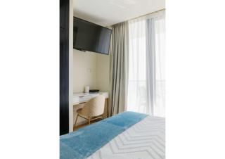 Elevate your lifestyle at Goldcrest BLDG. - Dubai - 2