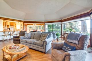 Enchanting Coos Bay Sanctuary with Lush Views! - 4