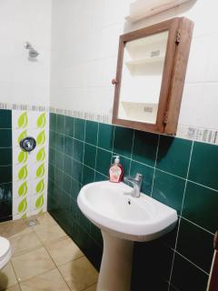 Studio meublé Chambre Salon Cuisine 2toilettes foire en bordure de la route - Dakar - 6