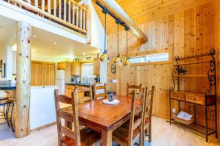 Eagle Crest Chalet with HOT TUB and Cabin Vibes - Redmond - 6