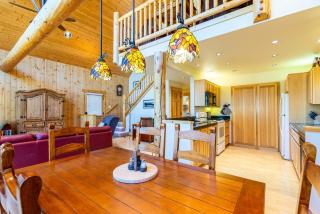Eagle Crest Chalet with HOT TUB and Cabin Vibes - Redmond - 5