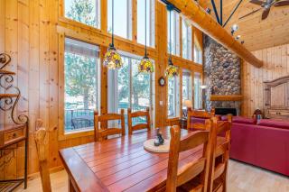 Eagle Crest Chalet with HOT TUB and Cabin Vibes - Redmond - 4