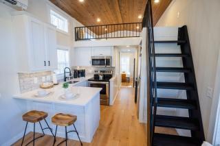 Farmhouse Tiny home with fishing Pond - Oak Cabin - Gatlinburg - 1