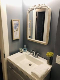 Spacious Waterfront Cottage + 2.5 Acres on the Bay - Lafayette - 1