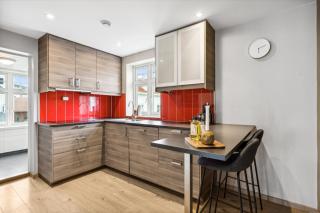 Stylish & Bright Penthouse - Office - 5 Star Location! - 2